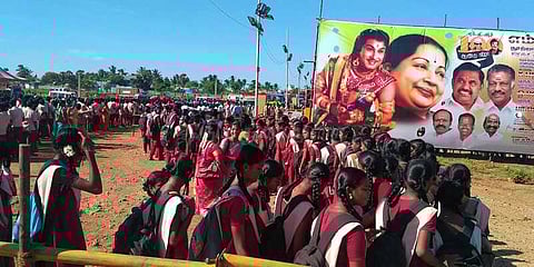 அரசு நிகழ்ச்சிகளில் பள்ளி மாணவர்கள் பங்கேற்க தடை தொடர்கிறது