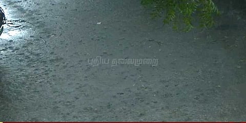 மழையால் வீட்டிற்குள் புகுந்த கழிவுநீர்: மக்கள் அவதி