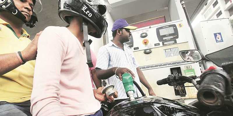 ஹெல்மெட் போட்டால் தான் பெட்ரோல்: புதிய விதிமுறை அமல்