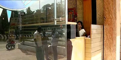 தனியார் விடுதியில் வெங்காய வெடி வீச்சு