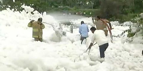 ஆற்றில் பொங்கும் நுரை: காரணம் புரியாமல் மக்கள் அவதி