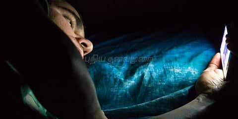 இரவில் ஸ்மார்ட்ஃபோன் பார்ப்பவரா நீங்கள்?.. தூக்கமின்மையால் ஏற்படும் பாதிப்புகள்..!