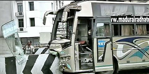 டிரைவர் தூக்கம்: தடுப்புச்சுவற்றில் மோதியது ஆம்னி பஸ்