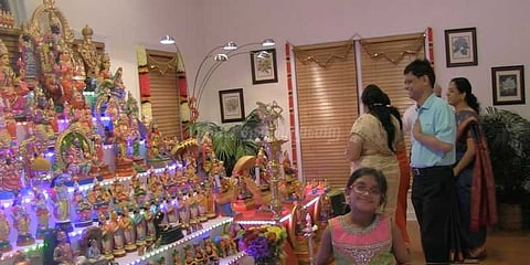 கொலு வைத்து நவராத்திரி கொண்டாடும் அமெரிக்க தமிழர்கள்