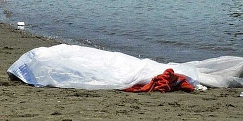 புதைக்கப்பட்ட பிணம் வெளியே வந்து மழைநீரில் மிதந்தது