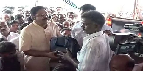 அனிதா குடும்பத்தினருக்கு தினகரன் ரூ.15 லட்சம் நிதியுதவி