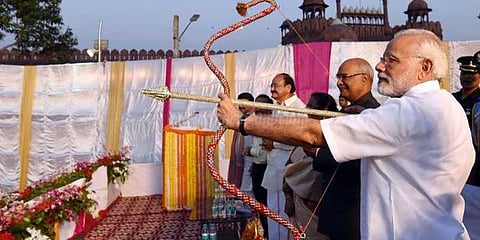 வில் வித்தை பழகினார் பிரதமர் மோடி