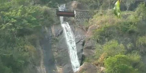 தொடர் மழையால் உருவான புது அருவிகள்