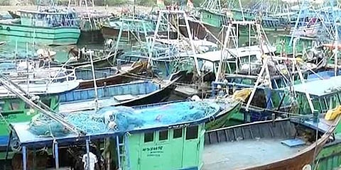 கடல் சீற்றம்: மீன் பிடி தொழில் முடக்கம்
