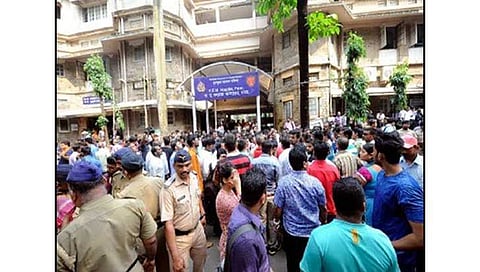 மும்பையில் டாக்டருக்கு அடி, உதை