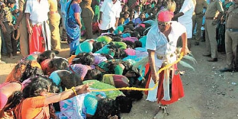 பெண்களை சாட்டையால் அடிக்கும் விநோத வழிபாடு