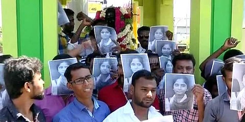 அனிதாவின் முகமூடி அணிந்து காந்திக்கு மரியாதை