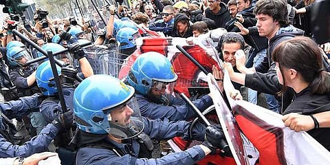 மாயமான சமூக ஆர்வலர்: கண்டுபிடிக்கக்கோரி ஆயிரக்கணக்கானோர் போராட்டம்