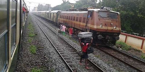 உத்தரப் பிரதேசத்தில் ரயில் மோதி 4 பேர் உயிரிழப்பு