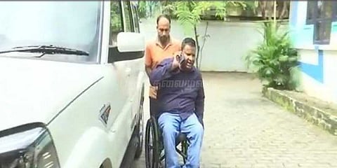 தேசிய கீதத்திற்கு எழுந்து நிற்க இயலாத மாற்றுத்திறனாளி பாகிஸ்தானியா?