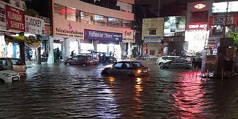 5 மணி நேரம் விடாமல் கொட்டி தீர்த்த மழை: மிதக்கிறது ஹைதராபாத்