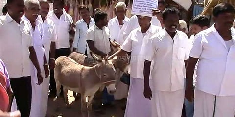 பேருந்து நிலையத்தில் கழுதைகளை அடைத்து நூதன போராட்டம்