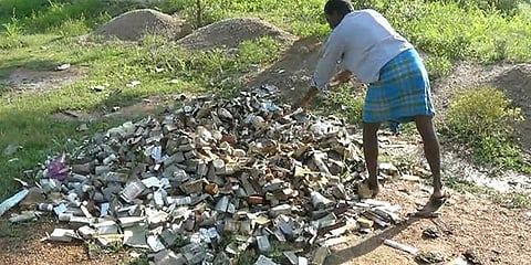 சாலையை ஆக்கிரமித்த காலாவதி மருந்துகள்