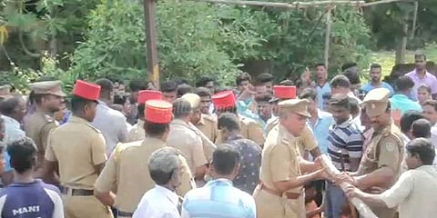 புதுச்சேரியில் இருபிரிவினர் இடையே மோதல்: போலீஸ் தடியடி