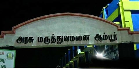 பேருந்து நிலையத்தில் சிறுநீர் கழித்த காவலர் மீது தாக்குதல்: 4 பேர் கைது