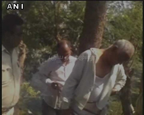 பா.ஜ.க. கவுன்சிலரை மரத்தில் கட்டி வைத்து அடித்த மக்கள்