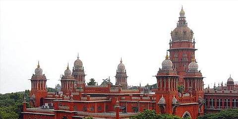 ஓபிஎஸ் ஆதரவு எம்.எல்.ஏக்களை பதவி நீக்கம் செய்யக் கோரும் வழக்கு: சபாநாயகருக்கு நோட்டீஸ்