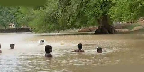 4 ஆண்டுகளுக்கு பிறகு நிறைந்த கண்மாய்: குளித்து கொண்டாடும் சிறுவர்கள்