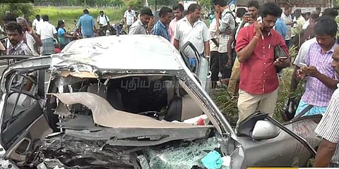 வேன் மீது கார் மோதி விபத்து: தந்தை, மகள் உட்பட 3 பேர் உயிரிழப்பு