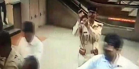 மெட்ரோ ரயில் நிலையத்தில் மோதல்: துப்பாக்கியால் சுட்ட பாதுகாப்பு படை வீரர்