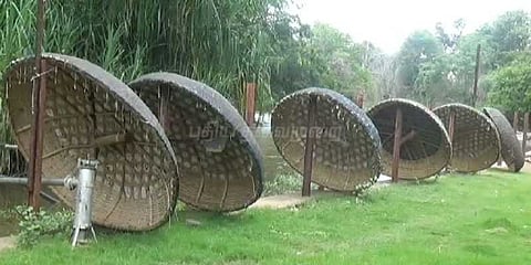 ஓகேனக்கல்லில் 8ஆவது நாளாக பரிசல் இயக்கத்தடை