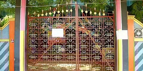 தற்கொலை செய்த குடும்பம் நடத்திய பள்ளி மூடல்: மாணவர்களின் பெற்றோர் கலக்கம்