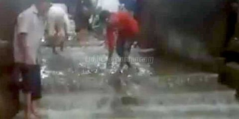 மீனாட்சி அம்மன் கோவிலுக்குள் பெருக்கெடுத்து ஓடிய மழைநீர்