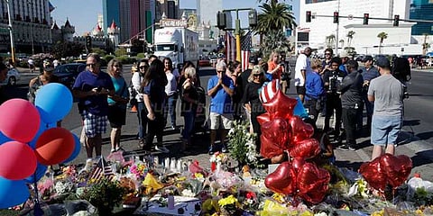 லாஸ் வேகாஸ் தூப்பக்கிச்சூடு நினைவிடத்தில் ஏராளமானோர் கண்ணீர் அஞ்சலி