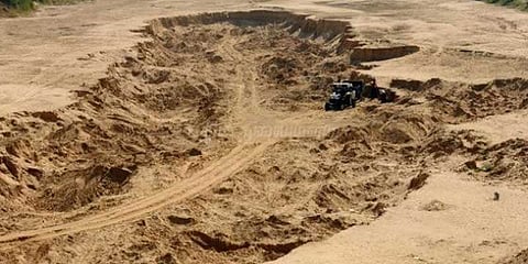 மணல் கொள்ளையால் வெளியே தெரியும் சடலங்கள்: தொற்று நோய் பரவும் ஆபத்து