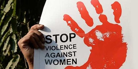 கணவன் கண்முன்னே மனைவி கூட்டுப்பாலியல் வன்கொடுமை: உ.பி.யில் கொடூரம்!