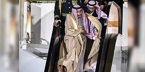 நடுவில் நின்றது ’தங்க’எஸ்கலேட்டர்: சவுதி மன்னர் ஏமாற்றம்!