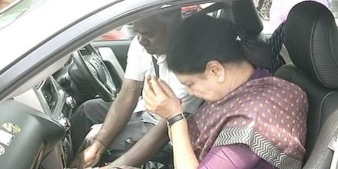 மருத்துவமனையில் கணவர் நடராஜனிடம் நலம் விசாரித்தார் சசிகலா