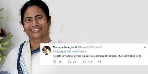 கால்பந்து வீரர்களை வரவேற்றுள்ள மம்தா பானர்ஜி