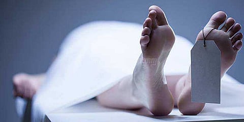 இறந்த உடல்களுடன் வாழும் வினோத மனிதன்