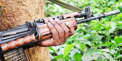 கண்ணிமைக்கும் நேரத்தில் துப்பாக்கியைப் பறித்த காவலர்: தப்பியோடிய நக்சல்கள்