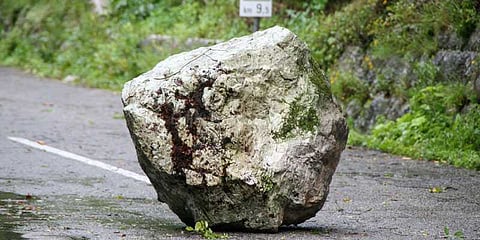 மலைப்பாதையில் ராட்சத பாறை:போக்குவரத்து பாதிப்பு