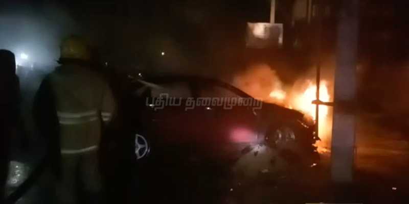 விபத்தை தவிர்க்க முயன்றபோது விபத்து: தீயில் கருகிய கார், பைக்!