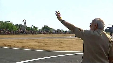 சொந்த ஊரில் மோடி: மக்கள் உற்சாக வரவேற்பு