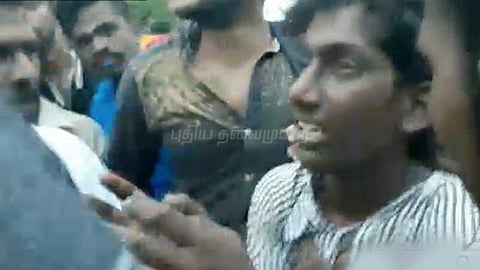 ஓடும் ரயிலில் பெண்ணிடம் கொள்ளை முயற்சி: சரமாரியாக தாக்கிய பொதுமக்கள்