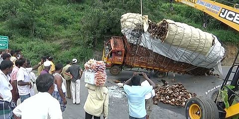 திம்பம் மலைப் பாதையில் தொடரும் விபத்துகள்