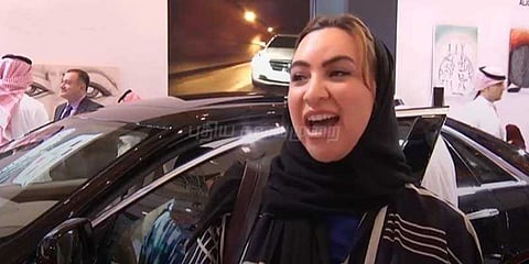 சவுதியில் சொகுசு கார் கண்காட்சி: முதன்முறையாக கலந்து கொண்ட பெண்கள்