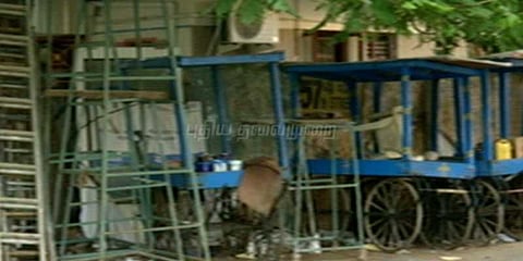 சாலையில் கேட்பாரற்று கிடக்கும் வாகனங்கள்: பெருகும் கொசுக்கள்