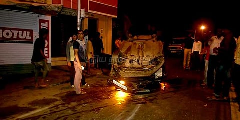 போதையில் பெண் ஓட்டிய கார் கவிழ்ந்தது