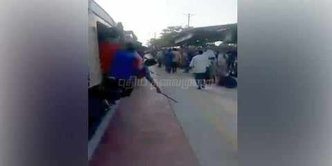 ஓடும் ரயிலில் கத்தியோடு ரகளையில் ஈடுபட்ட இளைஞர்கள்