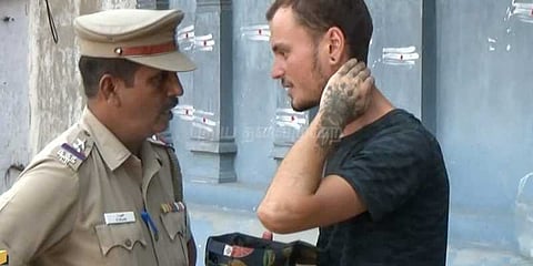 காஞ்சிபுரம் கோயிலில் யாசகம் கேட்ட ரஷ்ய இளைஞர்